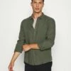 Pier One Camisa - Olive, Hombre -Ofertas Pier One Tienda 25b946bfae98428c919de6adefa5c394