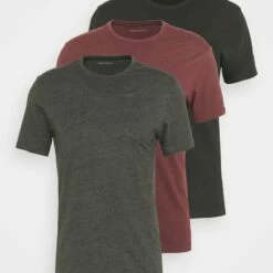 Pier One Hombre 3 PACK - Camiseta Básica - Black/mottled Dark Grey/bordeaux -Ofertas Pier One Tienda 3a3d359b577841e6a576172d8b53126f