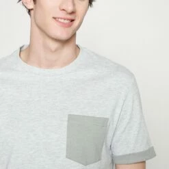 Pier One Hombre Camiseta Básica - Mottled Light Grey -Ofertas Pier One Tienda 3c98f1e337654a0496a9b9a17f351a84