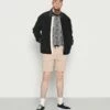 Pier One 2 PACK - Shorts - Tan/black, Hombre