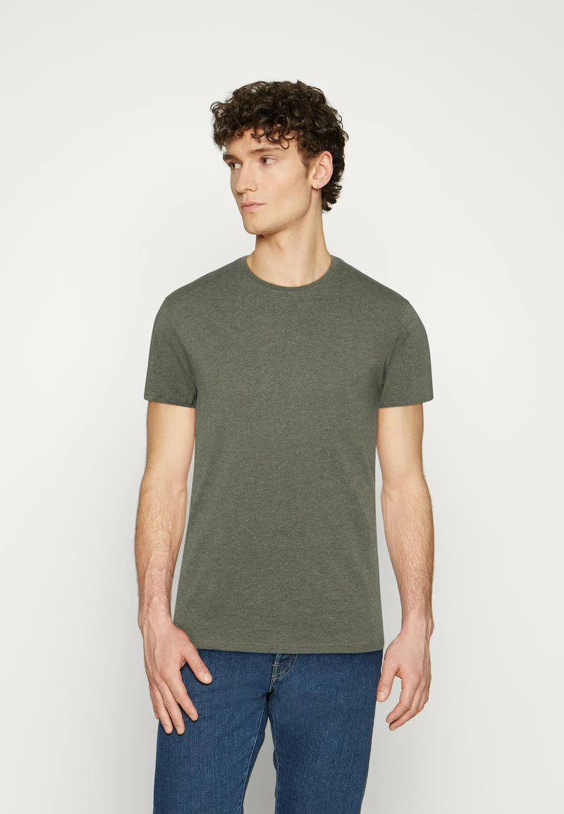 Pier One 3 PACK - Camiseta Básica - Brown/beige/light Blue, Hombre 7 Pier One 3 PACK - Camiseta Básica - Brown/beige/light Blue, Hombre - Imagen 5