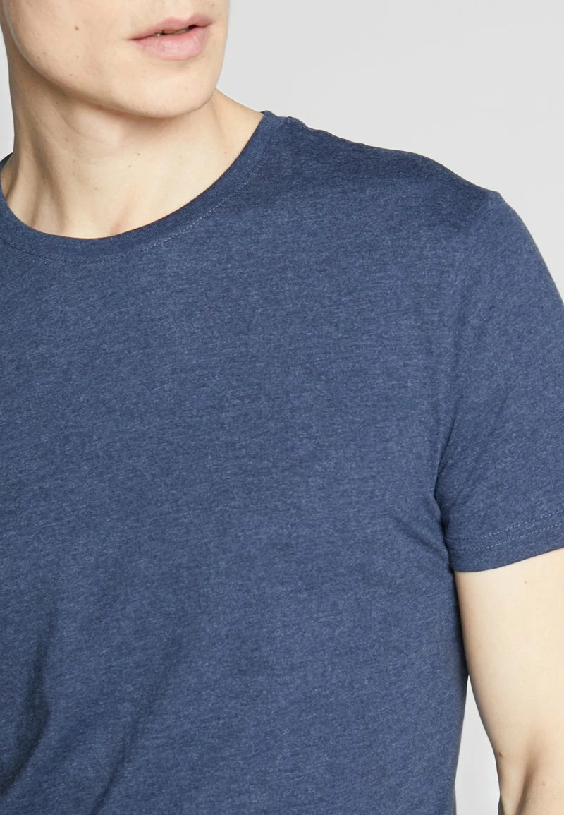 Pier One 3 PACK - Camiseta Básica - Black/white/blue, Hombre 7 Pier One 3 PACK - Camiseta Básica - Black/white/blue, Hombre - Imagen 5