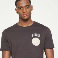 Pier One GRAPHIC T-SHIRT - Camiseta Básica - Brown, Hombre -Ofertas Pier One Tienda 949c41f98b2b43259d742e8a12b2c022