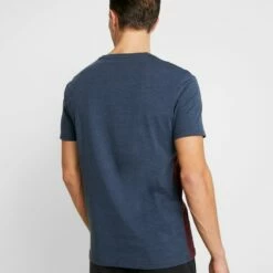 Pier One Hombre Camiseta Estampada - Bordeaux / Dark Blue -Ofertas Pier One Tienda a01bf3a988944121a3bf4b450da5f4a7