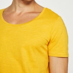 Pier One Hombre Camiseta Básica - Light Yellow -Ofertas Pier One Tienda a899c187bfe34c968bd43da55b612576