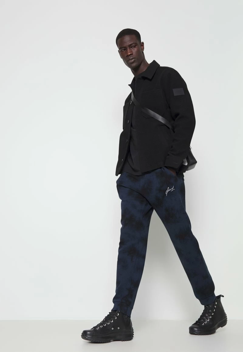 Pier One Hombre TIE DYE JOGGER - Pantalones Deportivos - Dark Blue- Black 6 Pier One Hombre TIE DYE JOGGER - Pantalones Deportivos - Dark Blue- Black - Imagen 4