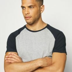 Pier One Hombre Camiseta Básica - Dark Blue 11 Pier One Hombre Camiseta Básica - Dark Blue -Ofertas Pier One Tienda e6cd1455f6f741b9be95cab8d570cff4