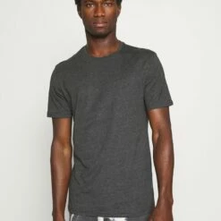 Pier One Hombre 3 PACK - Camiseta Básica - Black/mottled Dark Grey/bordeaux -Ofertas Pier One Tienda fbb1fa11fda54722bafd9df33f46d342