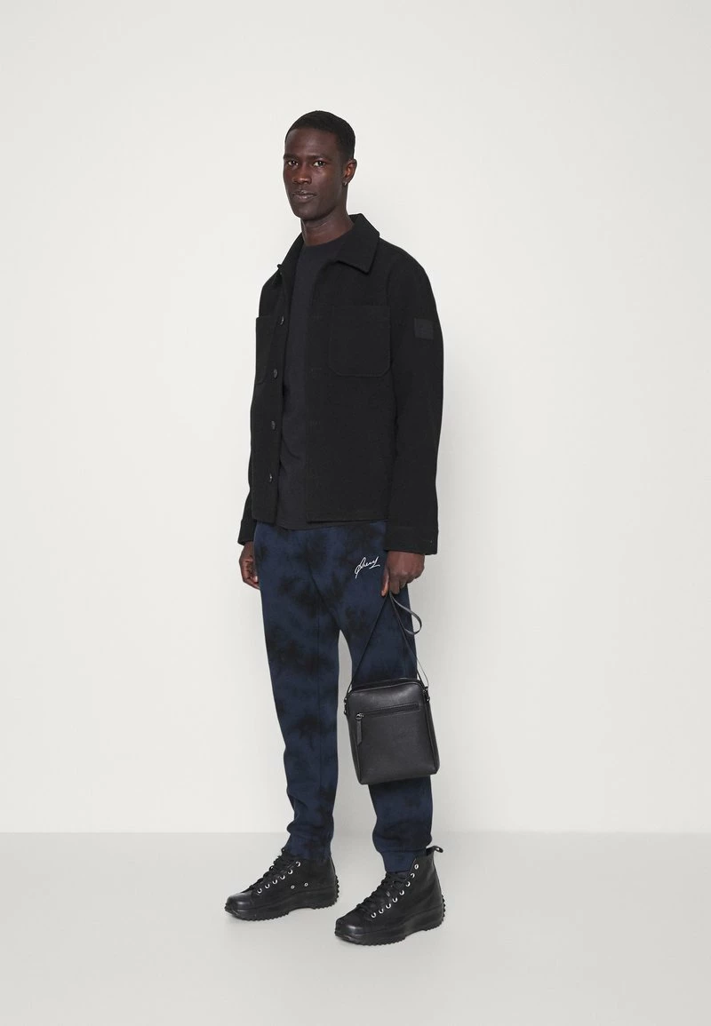 Pier One Hombre TIE DYE JOGGER - Pantalones Deportivos - Dark Blue- Black 4 Pier One Hombre TIE DYE JOGGER - Pantalones Deportivos - Dark Blue- Black - Imagen 2